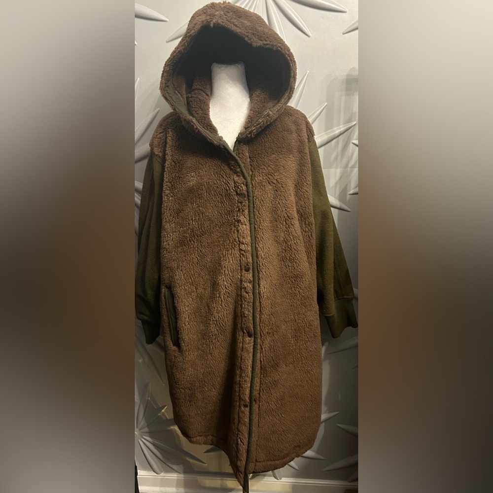 NWOT American Eagle SZ L brown/green faux fur coat w/fabric sleeves/bust 54” - Picture 9 of 15